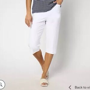 White Capris with Classic Cut and Lightweight Fabric